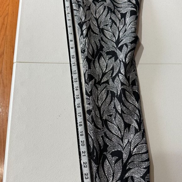 Chico’s 0.5 Black White Leaf Print Slim Ankle Pants Women’s 6 Stretch - Picture 5 of 8